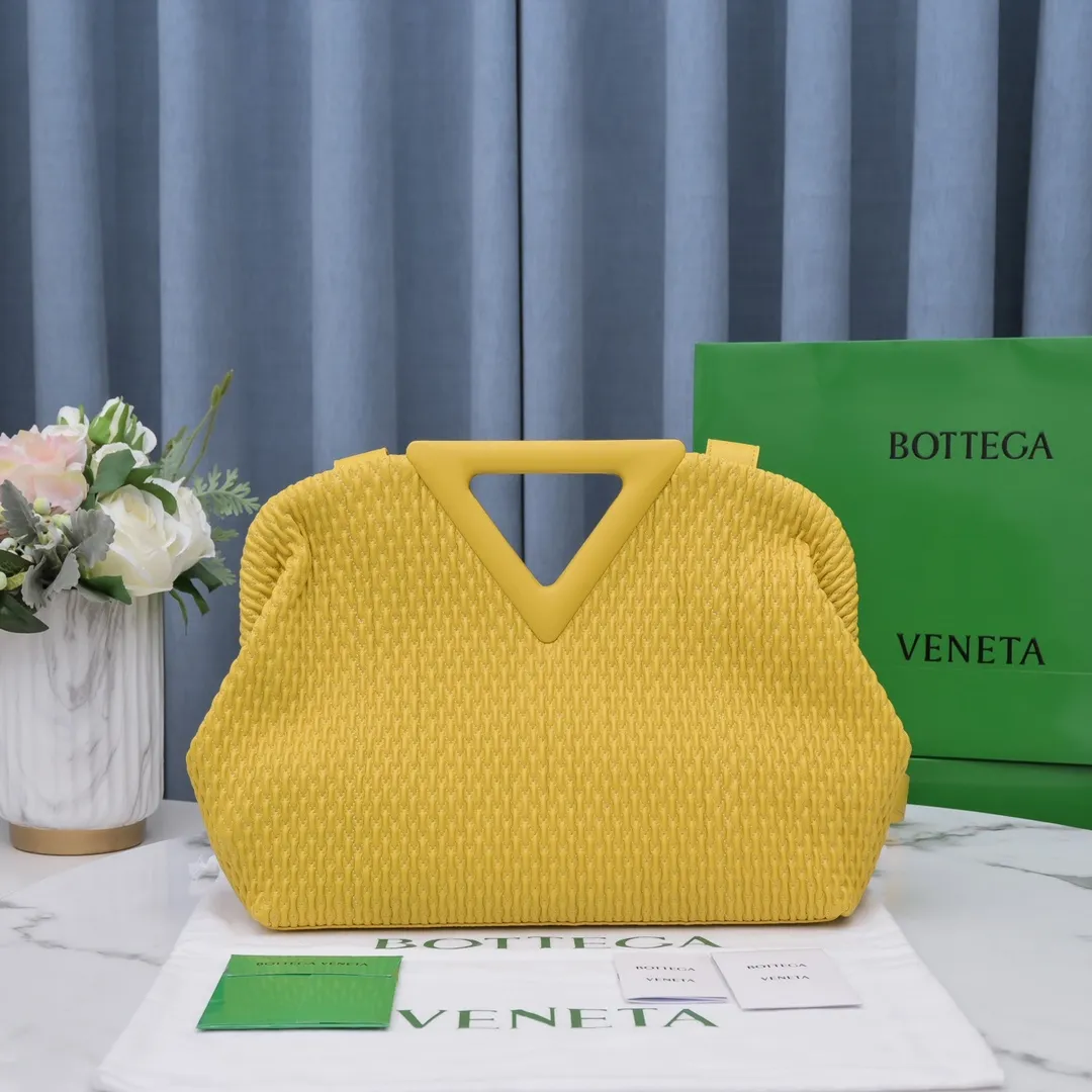 Special price 1600🉐️B’s new POINT handbag, sheepskin and Losange quilted leather handbag, and the position of the triangular handle also hides a magnet opening and closing design, very retro, replacing the conventional zipper but still retaining enough privacy, with long The shoulder straps are worn diagonally, showing a sense of laziness, and full of high-end feeling, which will capture the hearts of girls~ New style for spring and summer, V-shaped handle design~ Simple and cool, the wind blows~ The size of this large triangle bag: 31*26*10 Model # "6909-1"